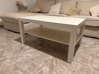 Mesa de centro blanca con balda