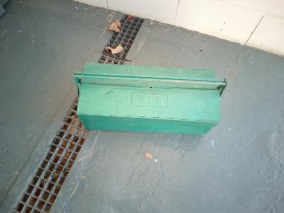 Caja de herramientas metálica verde