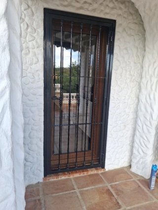 Puerta de PVC con Reja de Seguridad