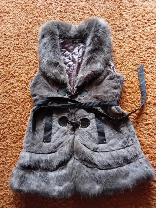 Chaleco de pelo sintético gris