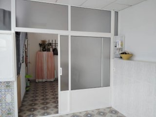 Cerramiento de aluminio con puerta. NEGOCIABLE
