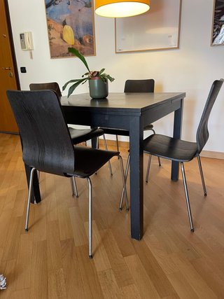 Tavolo allungabile in legno wengé con 4 sedie