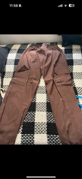 Pantalón cargo marrón