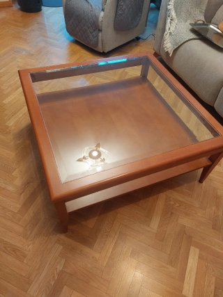 Mesa de salón de madera y cristal