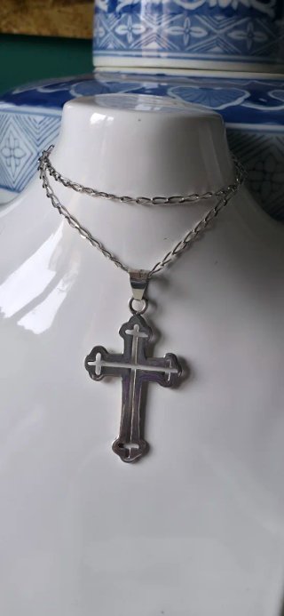Cadena de plata y cruz