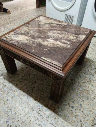 Mesa de centro clásica de madera y mármol