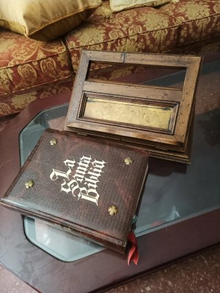 Santa Biblia familiar, edición Ortells de lujo.