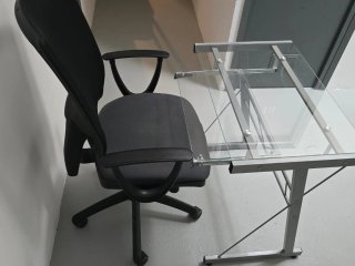 Escritorio de Cristal y Silla de Oficina