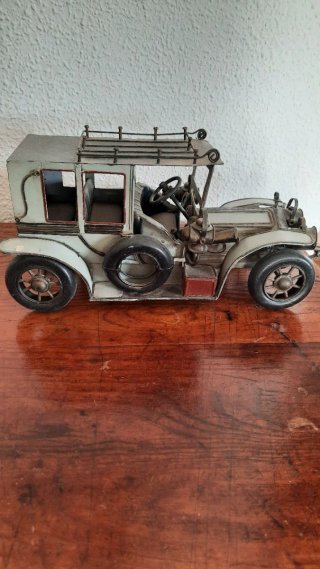 Coche decorativo de metal estilo antiguo
