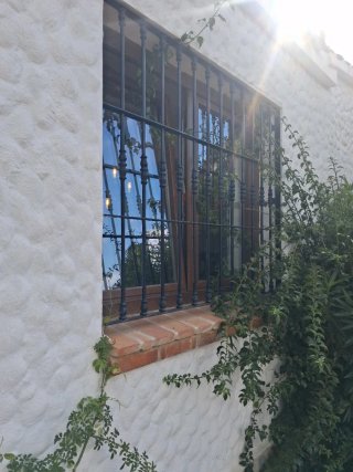Ventana de PVC con Reja 1m x 1,30m