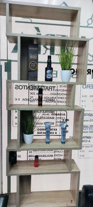 Estante de madera con diseño asimétrico