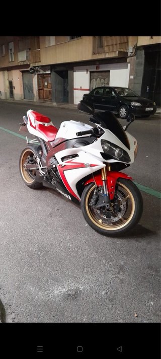 Yamaha YZF-R1 Sportbike Blanca y Roja