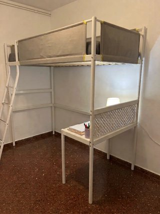 Cama alta con escritorio integrado