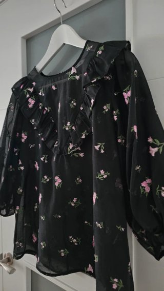 Blusa Zara Negra con Estampado Floral