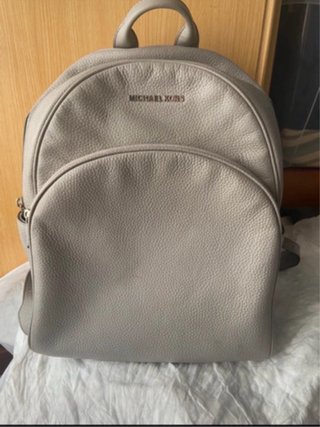 Mochila Michael Kors Gris con detalles plateados