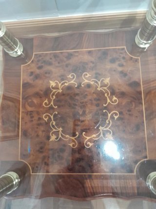 Mesa baja de madera con detalles