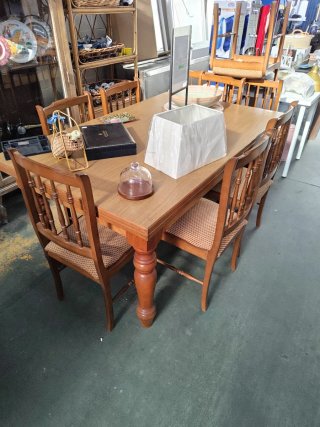 Mesa Extensible con 9 Sillas