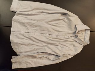 Camisa gris claro de manga larga