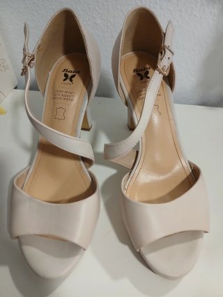 Sandalias de tacón Bata beige