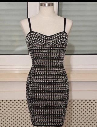 Vestido de fiesta negro con pedrería