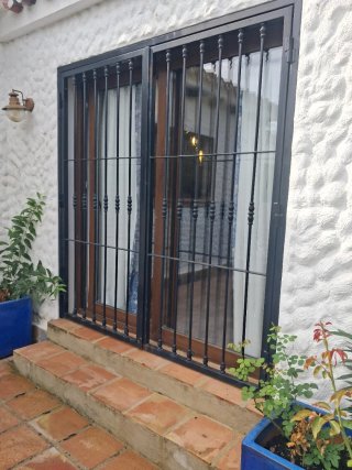 Puerta Corredera con Reja 2,10x2m