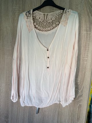 Camisa Rosa con Detalle de Encaje