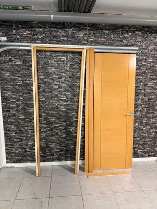 Puerta de Madera con Premarco y Tapajuntas.