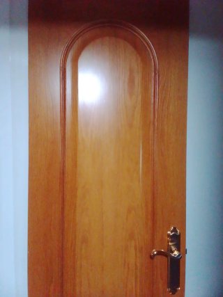 Puerta de madera con arco