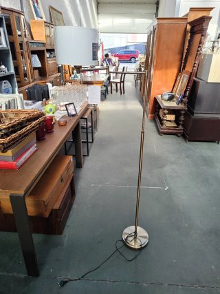 Lámpara de pie metálica dorada