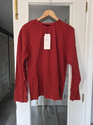 Camiseta de rayas roja y negra