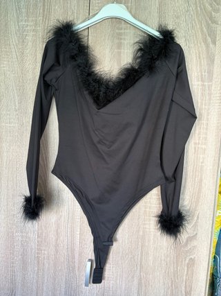 Body negro con detalles de plumas