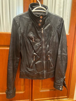 Cazadora corta de piel negra