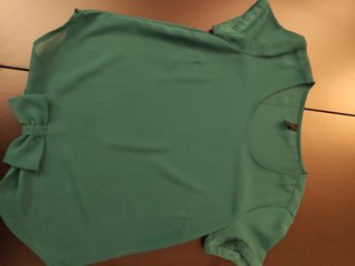 Blusa verde de manga corta con lazo