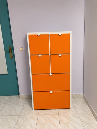 Cómoda con cajones naranja y blanco