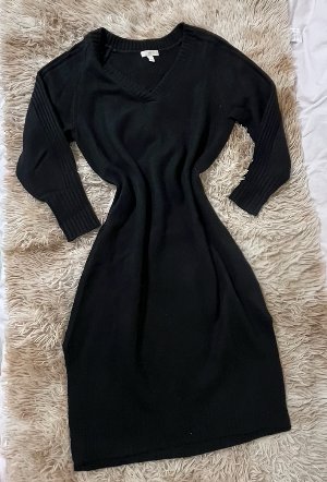 Vestido de invierno negro de punto con escote en V