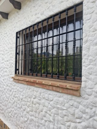 Ventana de PVC con Reja de Seguridad