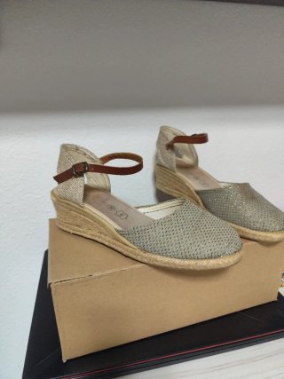 Cuñas de esparto beige y azul brillante