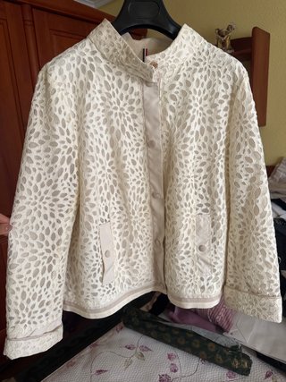 Chaqueta de encaje beige