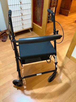 Andador ancianos 4 ruedas Kmina  Nuevo, 2 usos