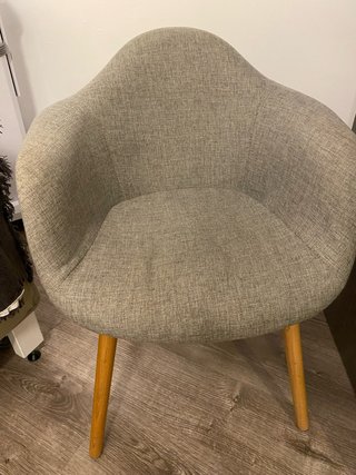Silla Tapizada Gris con Patas de Madera