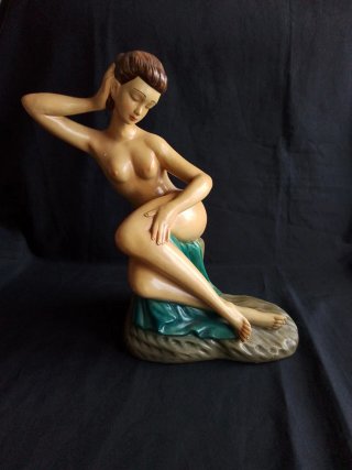 Figura Vintage de Mujer Sentada
