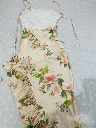 Vestido Zara Midi Floral con Volante