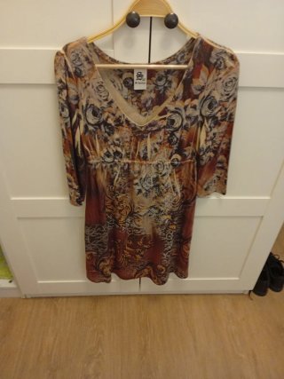 Vestido estampado con escote en V