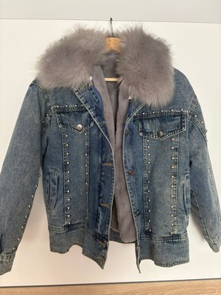 Chaqueta vaquera con tachuelas y cuello de pelo