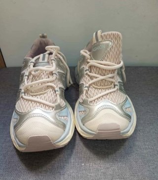 Zapatillas Deportivas Beige y Plateadas