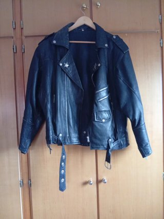 Cazadora de cuero negra estilo motero