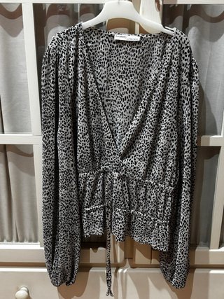 Blusa Estampado Dálmata Pull&Bear Talla L