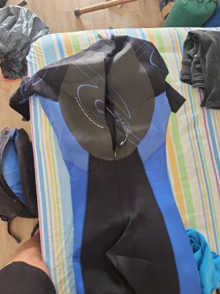 Traje de Neopreno Azul y Negro, casco kite