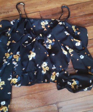 Blusa Negra con Estampado Floral