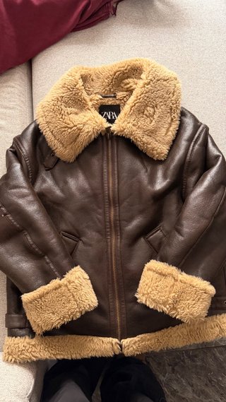 Chaqueta Zara efecto piel con borrego
